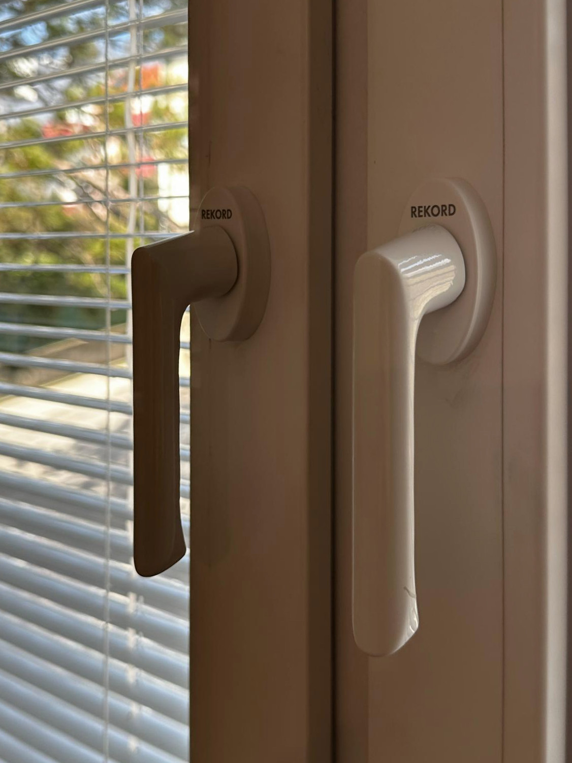Rekord Verbundfenstergriff mit innenliegender Jalousie
