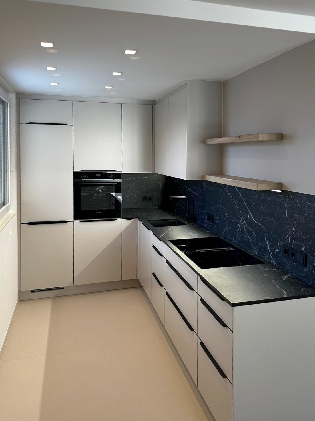 Einbauküche mit Dekton-Feinsteinzeug-Arbeitsplatte und Siemens-Geräten