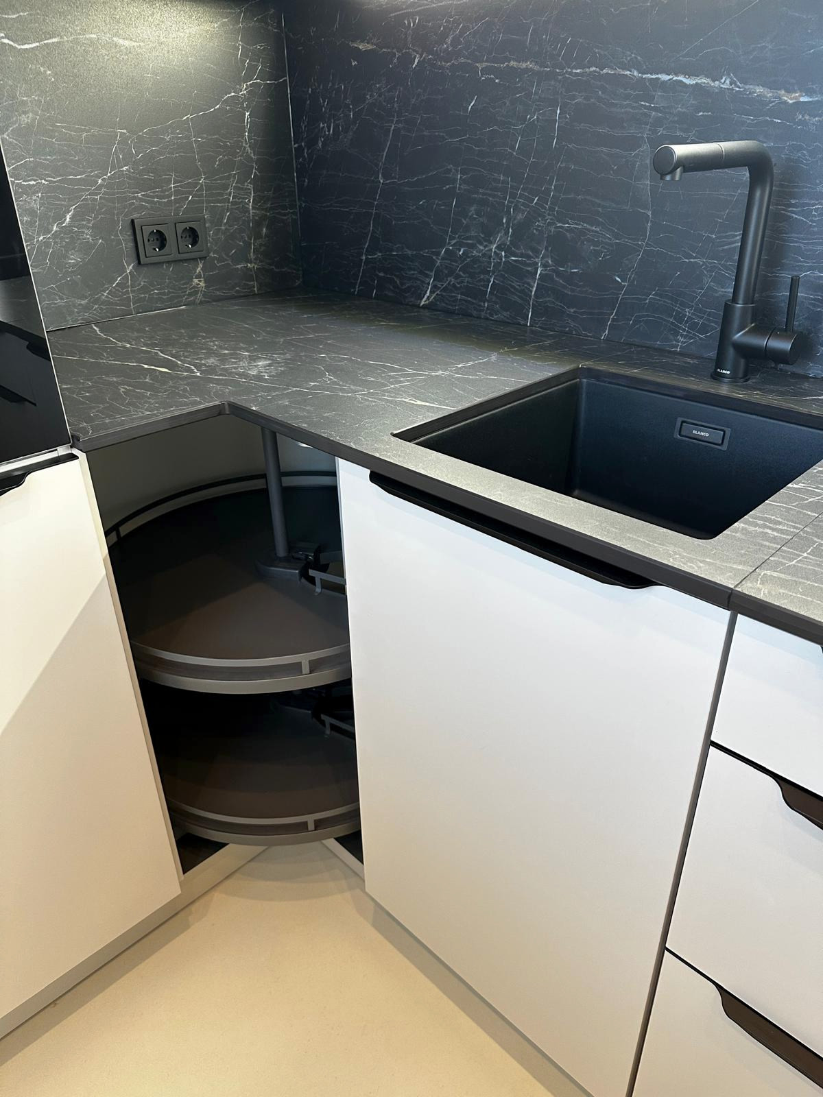 Küchendetail: Blanco Granitspüle mit Dekton-Rückwand