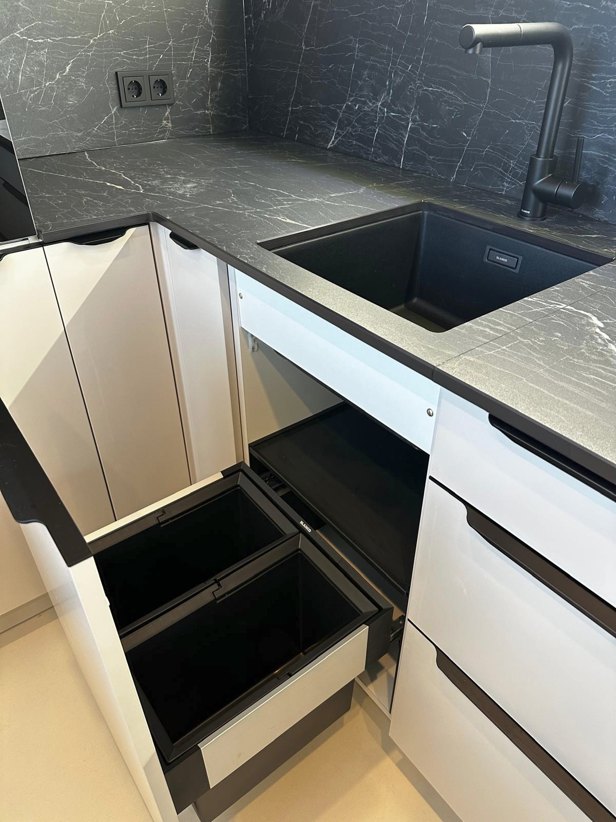 Küchendetail: Auszug mit Blanco Abfallsystem