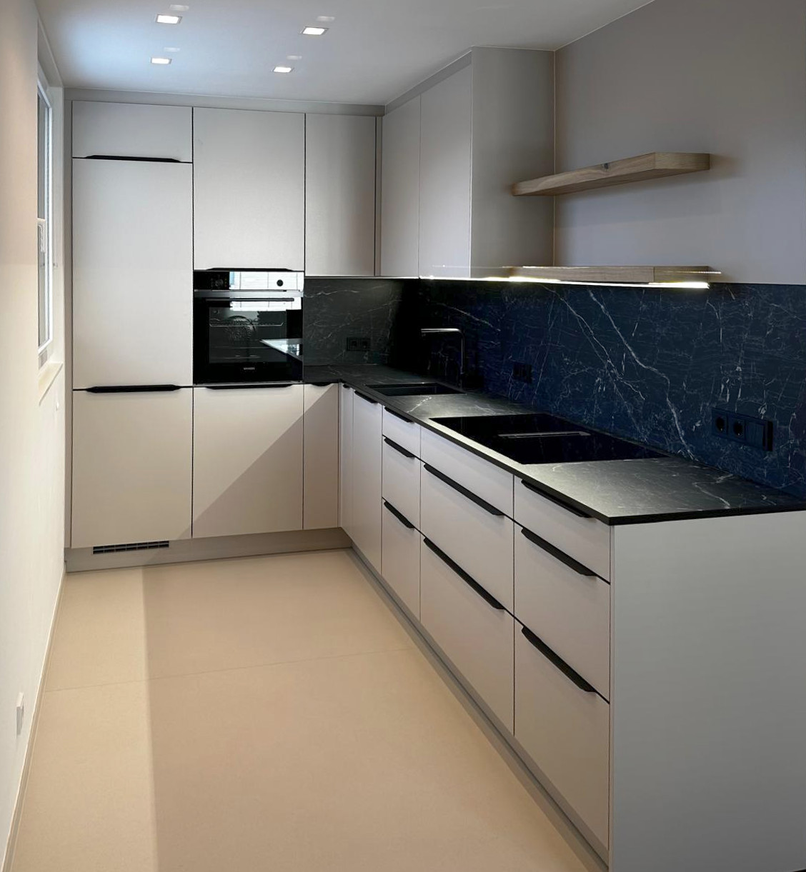 Maßgeplante Einbauküche mit Dekton-Arbeitsplatte und Siemens-Geräten
