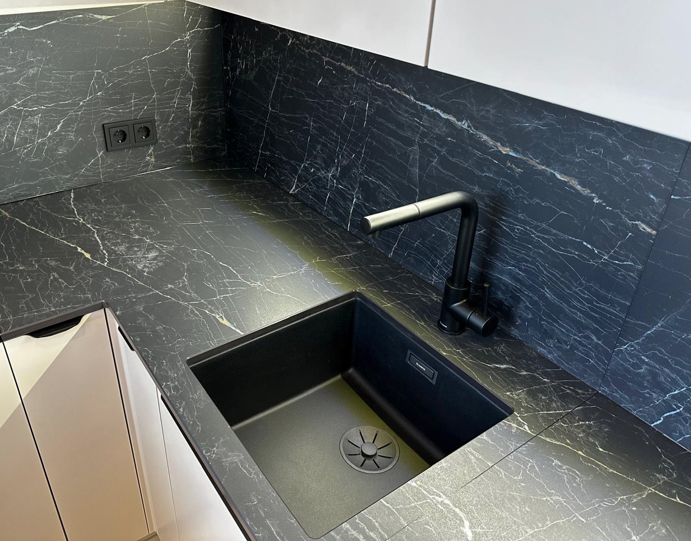 Nahaufnahme Dekton Feinsteinzeug-Arbeitsplatte mit Blanco Armatur