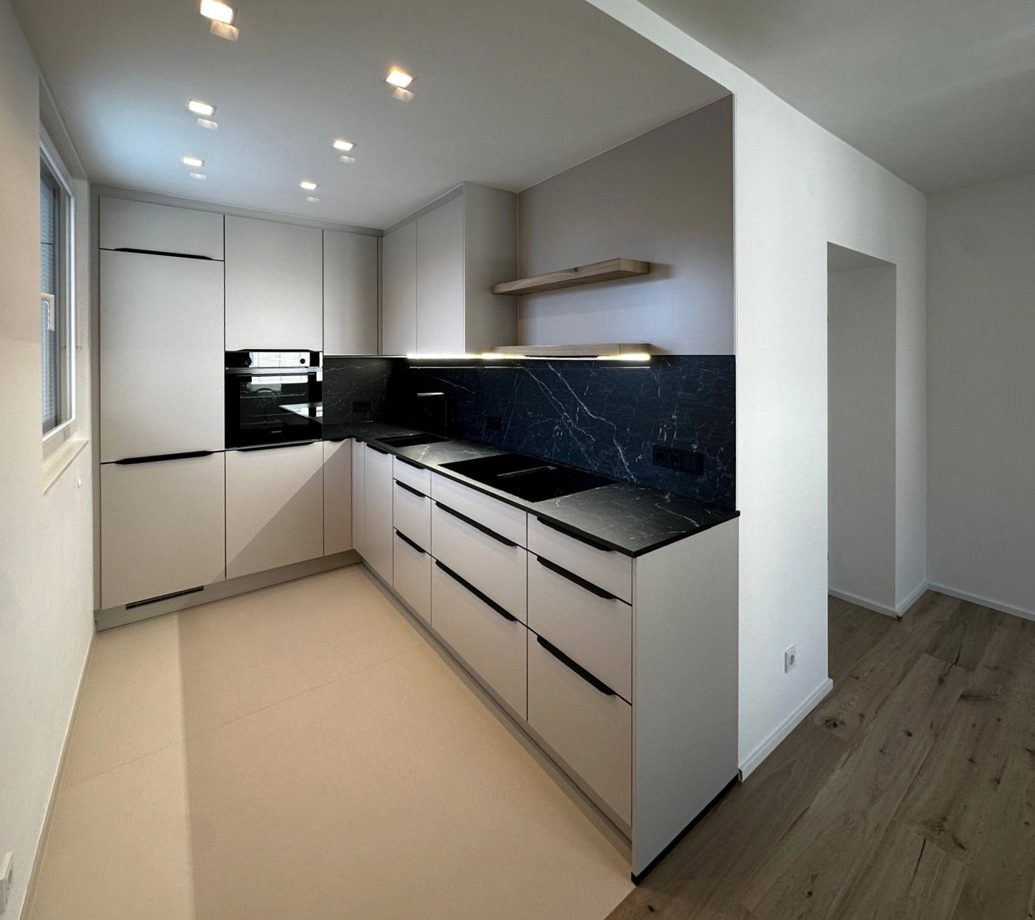 Küche mit Übergang zum Wohnbereich und Eichenparkett