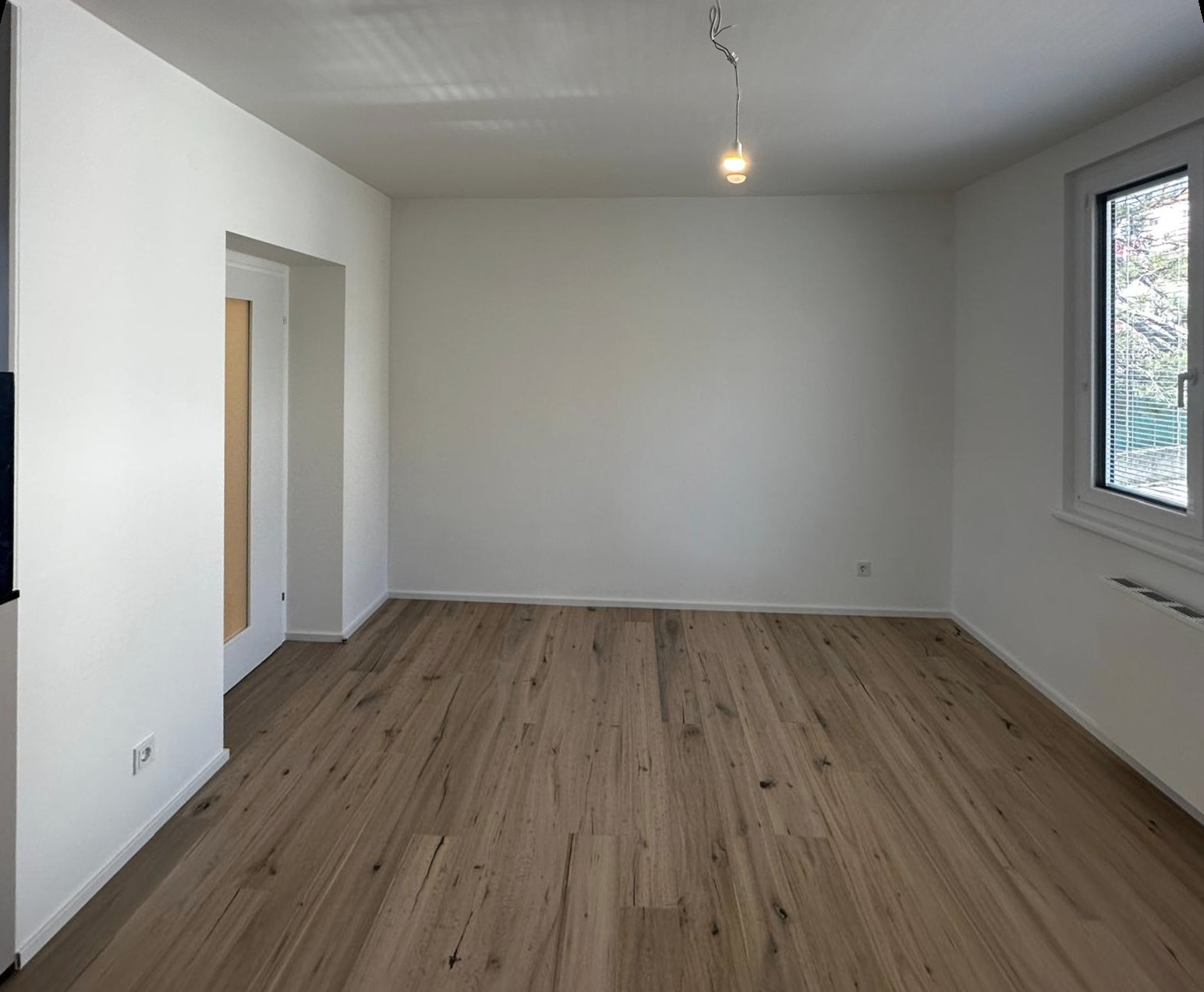 Wohnzimmer mit Eichenparkett und Blick Richtung Küche