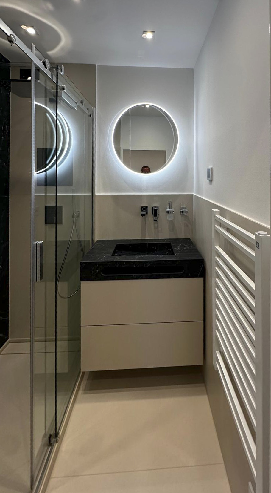 Badezimmer Gesamtansicht mit LED-Spiegel und Dusche