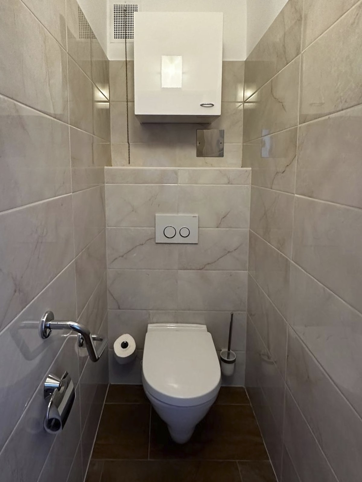 Separates WC mit wandhängender Keramik und Marmoroptik-Fliesen