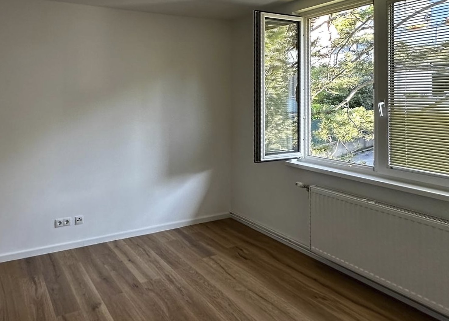 Helles Zimmer mit Blick in den Grünbereich