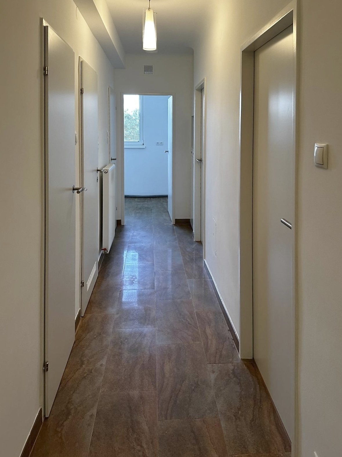 Lichtdurchfluteter Flur mit Natursteinboden — Hameaustraße 34/2/8, Wien 19