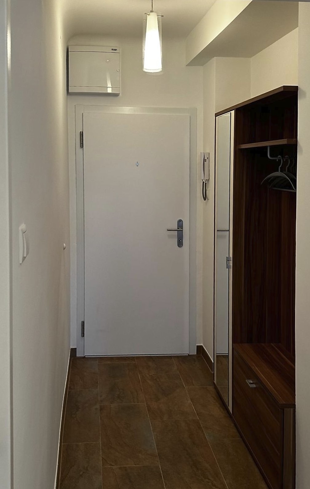 Eingangsbereich mit Garderobe und Sicherheitstür