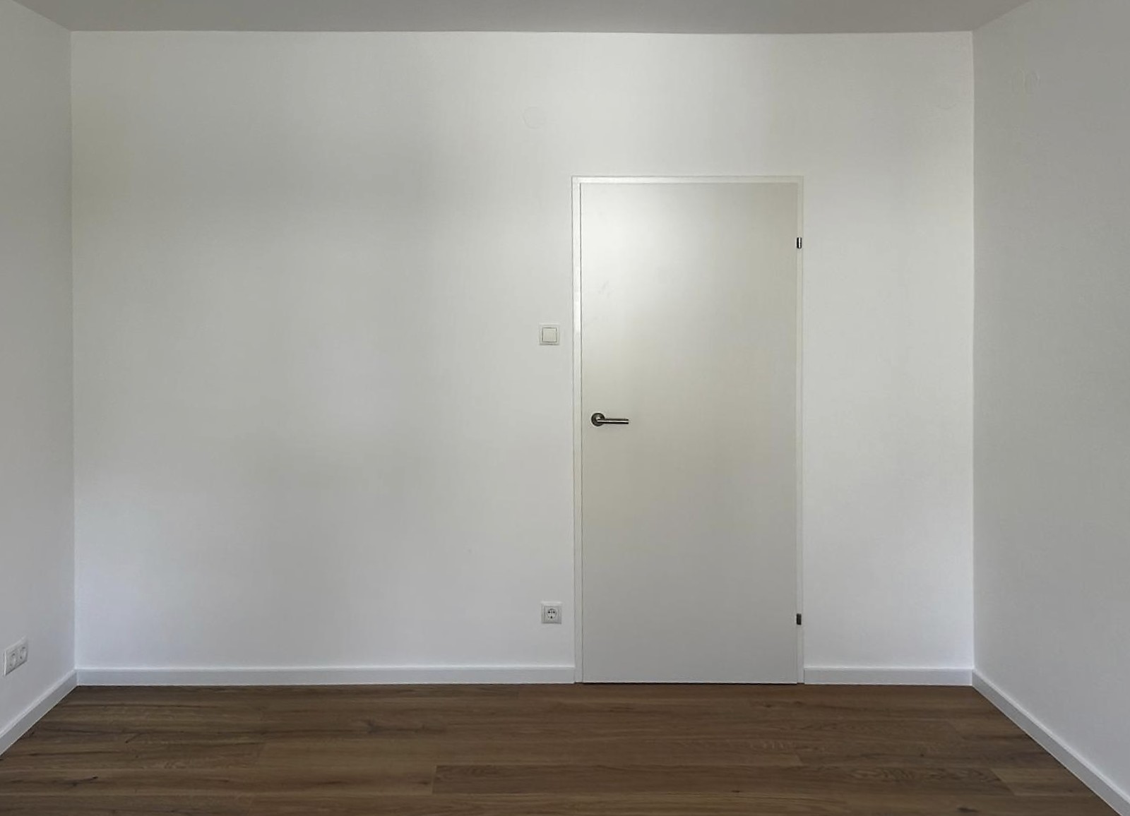 Weiteres Zimmer mit weißen Innentüren