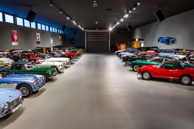 Schauraum Halle mit Oldtimern
