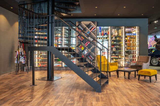Wendeltreppe zum Dachgeschoss mit Showroom-Charakter